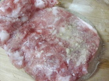 step2: 絞肉加入<span class="group_2">醃肉料</span>拌勻醃一小時