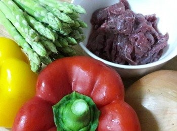 step1: 準備材料 , 先把牛肉醃30分鐘 , 其他蔬菜切段