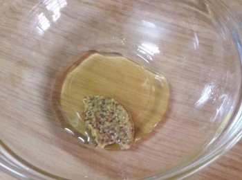 step2: 容器中加入蜂蜜和芥籽醬