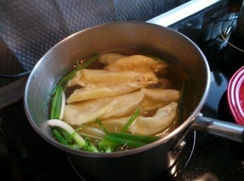 step2: 燒滾水，加入薑片、葱段、紹興酒和花膠汆水，切厚片，備用。