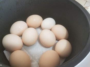 step3: 將雞蛋洗淨放入電飯煲, 再按烹煮模式至雞蛋煮熟。