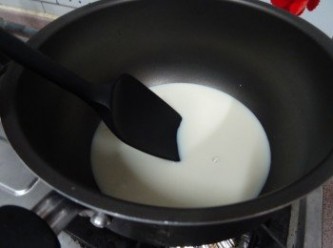 step2: 奶+糖慢火加熱, 煮至糖溶解 (不要煮滾), 熄火待5分鐘至降溫