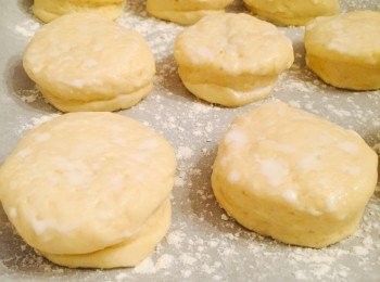 step5: 粉團推平成約4cm厚，然後用圓形曲奇模?成圓形。混合牛奶及酪奶各一湯匙，掃於所有鬆餅表面。