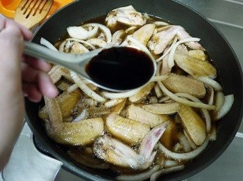 step3: 接著下1大匙的醬油與可樂~可樂量要蓋過雞翅!(不用再加其他<span class="group_2">調味</span>料，這道料理的鹹度來自於醬油)