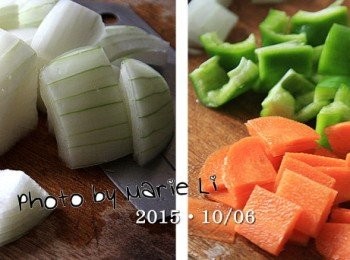 step3: 洋蔥切成塊狀、紅蘿蔔和青椒也分別切成方片狀備用