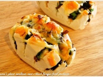 step6: 將鮮奶饅頭放入烤箱，烤至焦黃色後，再灑上黑胡椒即可。