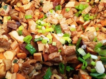 step5: 最後將黑木耳倒入~白胡椒粉,鹽巴加入 翻炒熟透後起鍋前倒入剩餘的蔥末完成