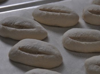 step2: 主麵糰
高筋粉75% 220g
低筋粉25% 75g
鹽2%  6g
糖3%  8g
冰70%  206g
鮮酵母3% 8g
無鹽牛油5%  16g
法國老麵190g