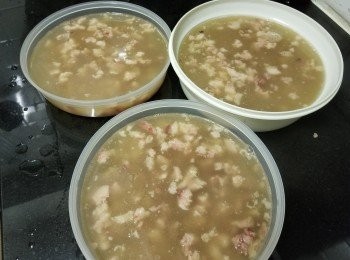 step7: 將 8 至 10片魚膠片，用清水浸軟，再煮滾湯汁熄火，放入魚膠片攪至溶解，將豬手放入膠盤或模具，將湯汁倒入放涼，冷凍一晚，取出切件，完成