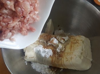step2: 免治豬肉、豆腐、<span class="group_2">調味料</span>完全拌勻。