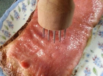 step9: 入爐前將豬皮插鬆(不用抽太耐,約1分鐘就可以)