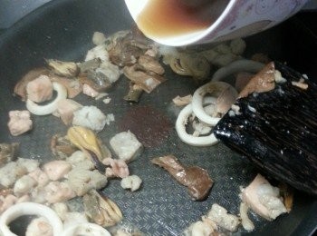 step6: 起油鑊先爆香牛肝菌,再加入雜錦海鮮炒勻,加少許浸牛肝菌的水煮約2分鐘