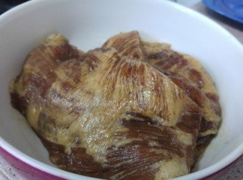 step2: 下醃料醃放雪櫃醃過夜
（豬頸肉較難入味， 最少要醃一夜)