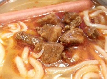 step3: 起鑊放2湯匙油,爆香蒜頭 ,薑片,辣椒,豆板醬,

放入豬肉粒,轉中火,,煮至7成熟左右,放一飯碗滿水,轉細火,

冚蓋煮約10分鐘,,開蓋煮至略收汁..完成