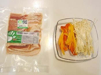 step1: 將金針菇、紅椒、黃椒洗淨，紅椒和黃椒切條備用。