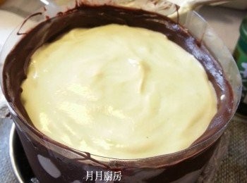 step18: 倒入1/3芝士糊，再放入一片蛋糕片，加入1/3芝士糊，如此做法再做次。