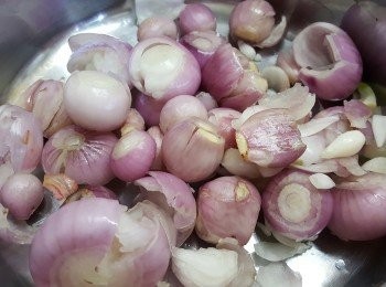 step3: 將蒜、乾蔥頭及去籽指天椒，放入攪拌機攪至細粒。