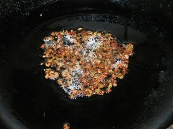 step10: 兩大匙油下鍋熱油，再下1大匙花椒爆香