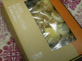 step1: 這是菇神的乾燥菇禮盒，應該是大姑們去吃飯順便買的喔！裡面有猴頭菇、巴西蘑菇、金針菇、舞菇、杏鮑菇......等等！ http://0425822585.tai-chung.com.tw/?ptype=info