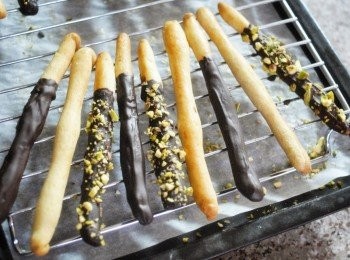 step9: 再灑上果仁，然後放在涼架待涼，也可放入冰箱數分鐘令巧克力凝固即成！