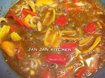 step2: 再爆香<span class="group_3">料頭</span>，下<span class="group_2">芡汁</span>煮熱、下生粉水埋好芡後，牛仔骨回鑊炒勻即可。
* 煮牛仔骨半煎炸會較嫩，煎時不要反來反去，炸熟一面才反另一面，自然金黃香口。加上唔係用咗好多油，唔需要過面，浸到一半已經得。