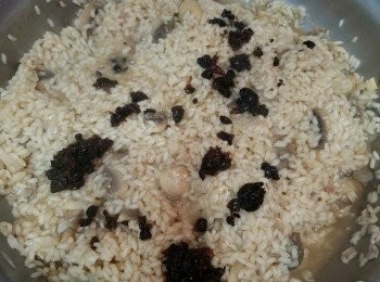 step5: 加雞湯同一半水，拌勻，加蓋慢火焗 40分鐘，其間如果唔夠水，可慢慢加。最後 10分鐘，落 3 茶匙牛肝菌醬，撈勻再焗。