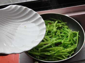 step8: 放入少許水入鍋