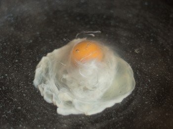 step5: 趁水仍流動，於旋渦中放入雞蛋