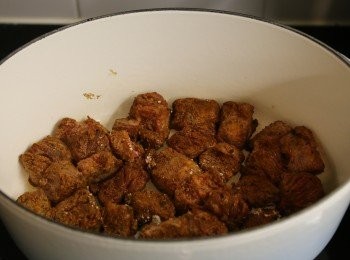 step2: 熱鍋後將牛肋粒中細火煎至變色後盛起備用