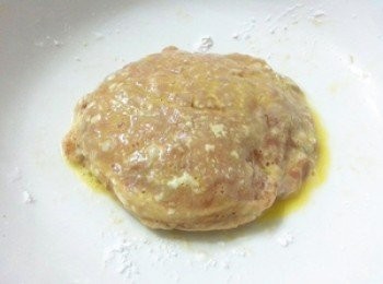 step4: 將蛋打成蛋液在沾一層蛋液