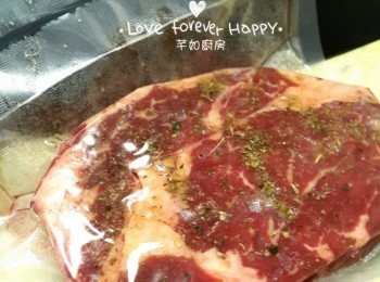 step2: 將牛扒放入高溫煮食袋內抽真空