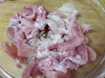 step2: 雞腿排去皮切粗條 , 加入<span class="group_2">醃肉料</span>醃半天