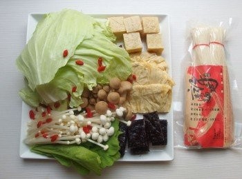 step5: 依個人喜好選擇鮮蔬及菌菇類....亦可汆燙好麵線,淋上薑母鴨醬汁一起享用。