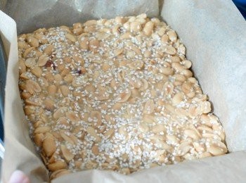 step4: 倒入鋪有烘焙紙的容器內，鋪平，壓實