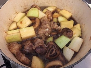 step2: 加入冬菇、節瓜及枝竹再炆30分鐘，最後用豆粉加水打個芡就完成