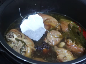 step6: 待燉滷ˊ洩壓完成後，開蓋鎖打開鍋蓋，
將茶葉包擺入，略悶10分鐘即可取出茶葉包