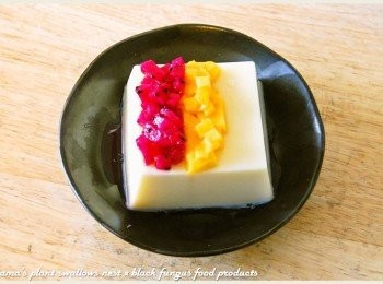 step3: 芒果與火龍果分別去皮與去籽後，分切成小丁狀，疊放在芙蓉豆腐上。