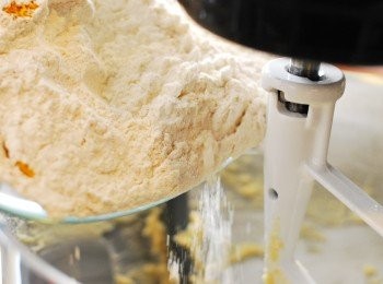 step5: 分次加入步驟2乾粉，攪拌均勻