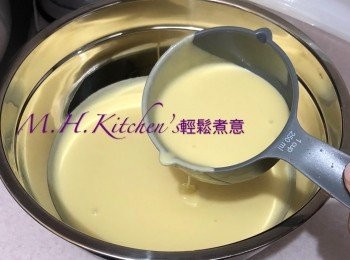 step34: 在燙板上倒入適量餅漿，蓋好待窩夫燙至金黃色盛起 *注意做起的第一塊不要，會有鐵銹味*