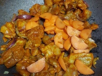 step2: 熱鑊下油，放入紫洋葱，乾葱和蒜蓉爆香，加入 雞肉煎至兩面金黃，加入甘荀片炒勻，下玫瑰露炒勻，再加入雞湯，葱和鹽，炒至雞肉熟透即成。