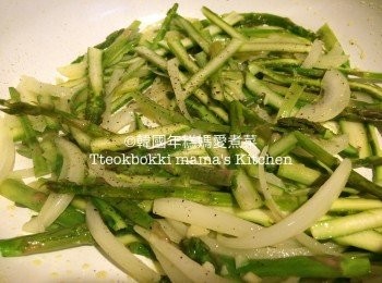 step4: 加入蘆筍絲炒香至軟身