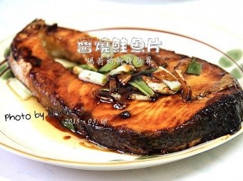 step3: 這道《醬燒鮭魚片》沒加水，
所以要等魚片確實煎熟了後才放調味料
調味料下鍋後手腳就要快一點
以免醬汁燒乾粘鍋的情況

我家兩個孩子都很愛這樣的吃法
鹹鹹甜甜，味道十足很是下飯
他們會連蔥跟蒜都給吃下肚子裡去呢~~~ ^_^
