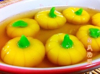 step3: 取新鍋加入適量的水燙熟南瓜湯圓盛起碗中。