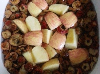 step3: 將蘋果放落已浸泡好的山渣水裏面，然後用大火煲滾起至10分鐘後，較慢火再煲45分鐘，然後熄火放下冰糖直至完全溶化後就完成。