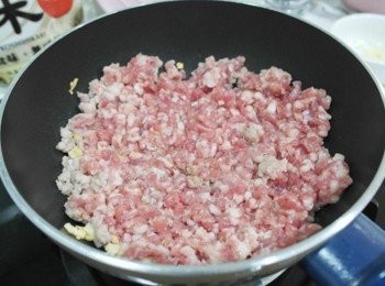 step4: 把豬肉倒進拌炒~~~