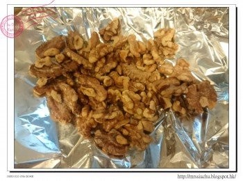 step1: 預熱焗爐, 以160度焗合桃10分鐘, 放涼備用。