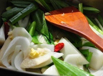 step6: 接著加一小塊無鹽奶油連同川燙鍋裡的<span class="group_1">食材</span>撈起稍沖洗與再準備的蔥段、大蒜段、洋蔥片、辣椒、蒜片等下鍋爆香