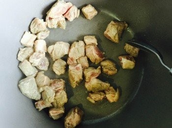 step2: 下少許油，先煎牛肋條至微黃色 (有助鎖住肉汁) ，備用。