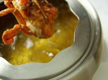 step7: 軟殼蟹沾粉漿，以中火炸至金黃熟透，取出瀝油後備用。