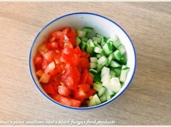step4: 小黃瓜與番茄分切成塊狀後，直接放入碗中備用。